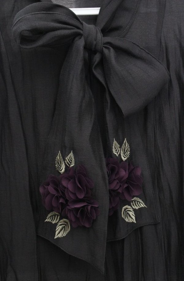 画像2: axes femme / 紫陽花装飾リボンブラウスプルオーバー  クロ O-26-03-18-043-AX-TO-IG-OS (2)