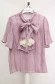 画像1: axes femme / 紫陽花装飾リボンブラウスプルオーバー  ラベンダー O-26-03-18-044-AX-TO-IG-OS (1)