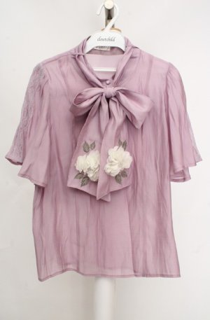 画像: axes femme / 紫陽花装飾リボンブラウスプルオーバー  ラベンダー O-26-03-18-044-AX-TO-IG-OS