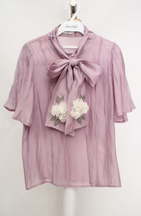 画像1: axes femme / 紫陽花装飾リボンブラウスプルオーバー  ラベンダー O-26-03-18-044-AX-TO-IG-OS (1)