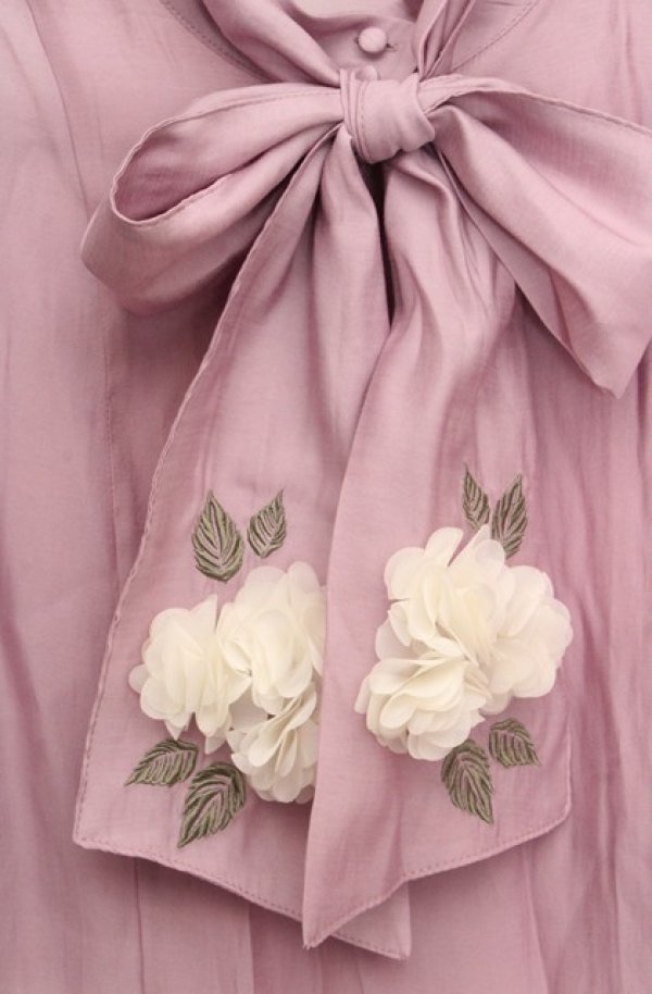 画像2: axes femme / 紫陽花装飾リボンブラウスプルオーバー  ラベンダー O-26-03-18-044-AX-TO-IG-OS (2)