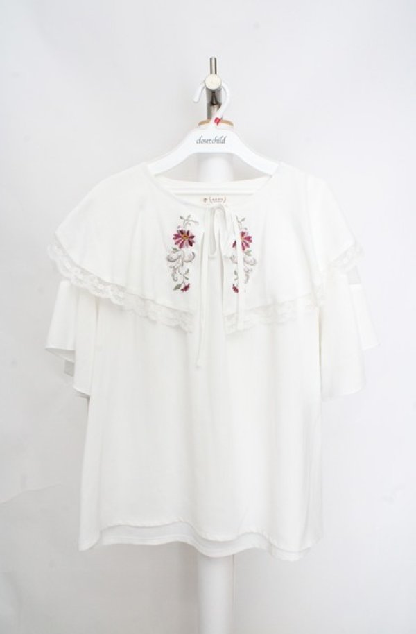 画像1: axes femme / 刺繍入ケープブラウス F シロ O-26-03-18-048-AX-BL-IG-OS (1)