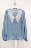 画像1: axes femme POETIQUE / フラワー刺繍襟ブラウス  ブルー O-26-03-18-064-AX-BL-IG-OS (1)