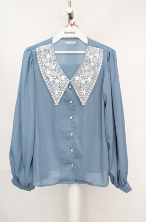 画像: axes femme POETIQUE / フラワー刺繍襟ブラウス  ブルー O-26-03-18-064-AX-BL-IG-OS