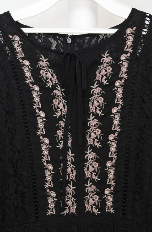 画像2: axes femme / 胸元刺繍レースワンピース  クロ O-26-03-18-067-AX-OP-IG-OS (2)