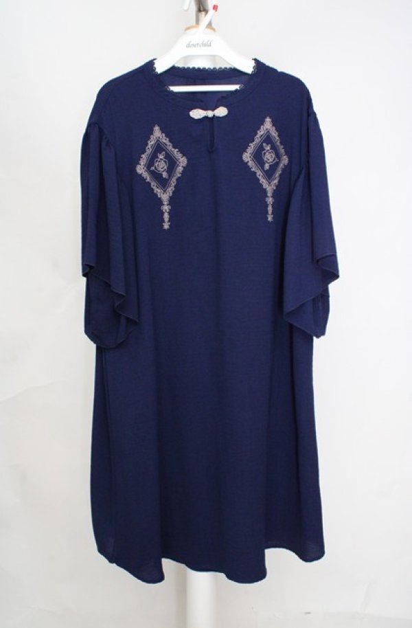 画像1: axes femme / チャイナ釦刺繍ワンピース  ネイビー O-26-03-18-069-AX-OP-IG-OS (1)