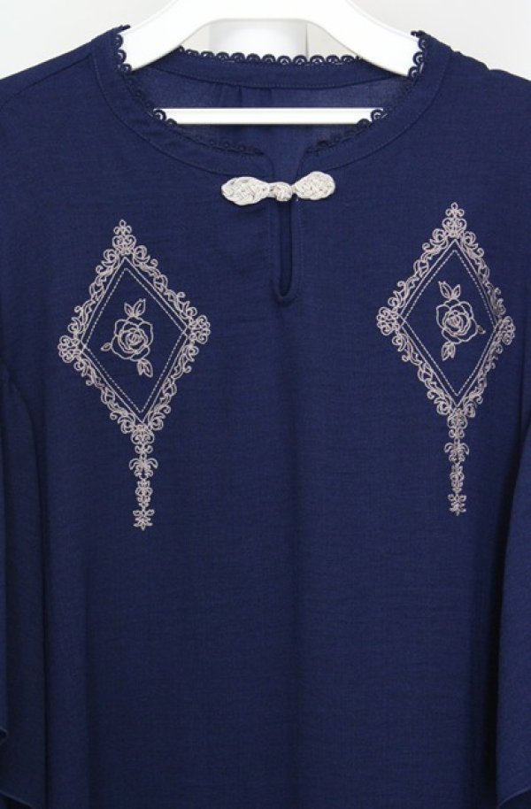 画像2: axes femme / チャイナ釦刺繍ワンピース  ネイビー O-26-03-18-069-AX-OP-IG-OS (2)