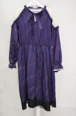 画像: axes femme / 冬の夜空柄肩レース切替ワンピース  パープル O-26-03-18-075-AX-OP-IG-OS