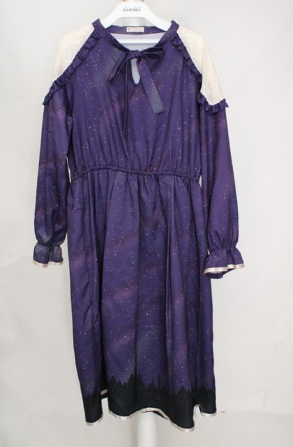 画像1: axes femme / 冬の夜空柄肩レース切替ワンピース  パープル O-26-03-18-075-AX-OP-IG-OS (1)