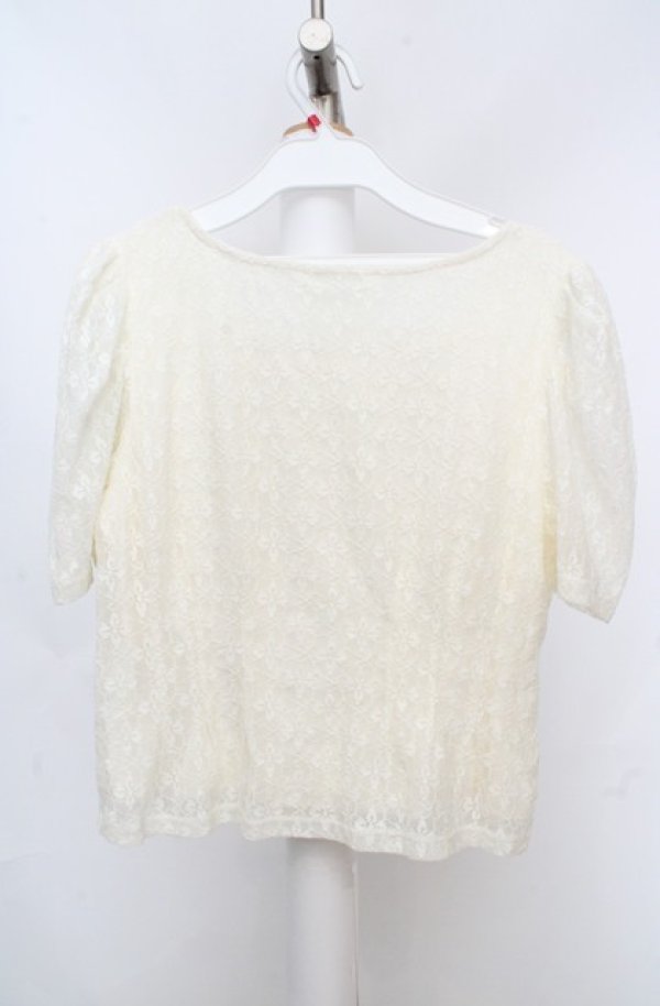 画像3: axes femme / ショート丈タック入レースプルオーバー  アイボリー O-26-03-18-009-AX-TO-IG-OS (3)