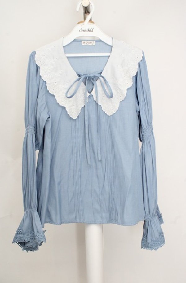 画像1: axes femme / ビッグ襟ブラウス  サックス×シロ O-26-03-18-002-AX-BL-IG-OS (1)