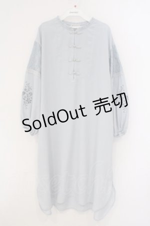 画像: axes femme / 袖刺繍チャイナ釦シャツワンピース  サックス O-26-03-21-074-AX-OP-IG-OS