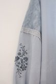画像2: axes femme / 袖刺繍チャイナ釦シャツワンピース  サックス O-26-03-21-074-AX-OP-IG-OS (2)