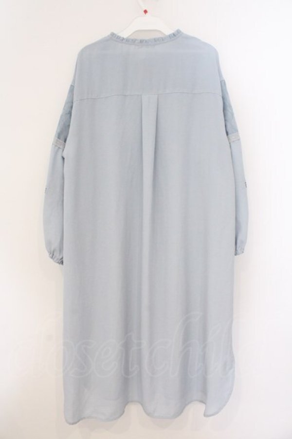 画像3: axes femme / 袖刺繍チャイナ釦シャツワンピース  サックス O-26-03-21-074-AX-OP-IG-OS (3)