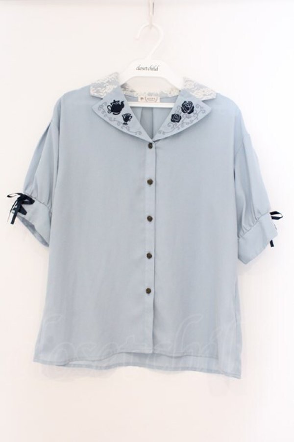 画像1: axes femme / 【美女と野獣】刺繍ブラウス  サックス O-26-03-21-075-AX-BL-IG-OS (1)