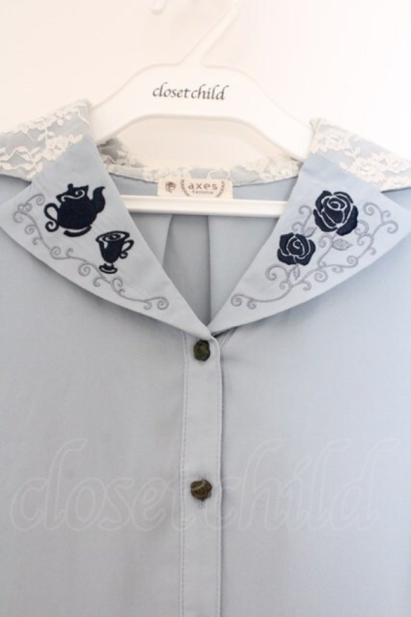 画像2: axes femme / 【美女と野獣】刺繍ブラウス  サックス O-26-03-21-075-AX-BL-IG-OS (2)