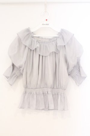 画像: F&A / シアーオフショルフリルプルオーバーブラウス F グレー O-26-03-21-024-LO-BL-OW-OS