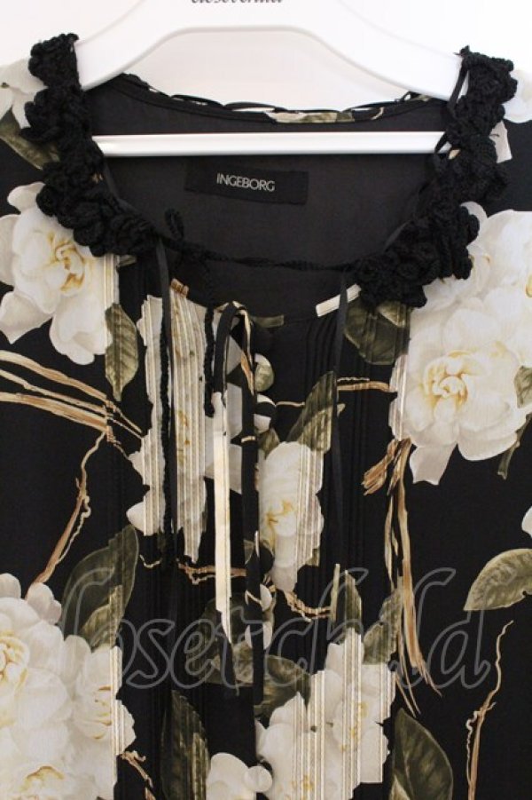 画像2: INGEBORG / カメリア総柄シフォン半袖ワンピース  クロ O-26-03-23-046-LO-OP-OW-OS (2)