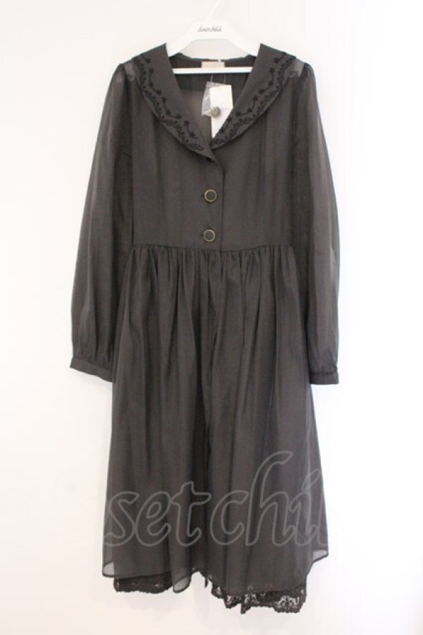 画像1: axes femme POETIQUE / 刺繍襟シアーロングコート  チャコール O-26-03-23-020-AX-OP-IG-OS (1)