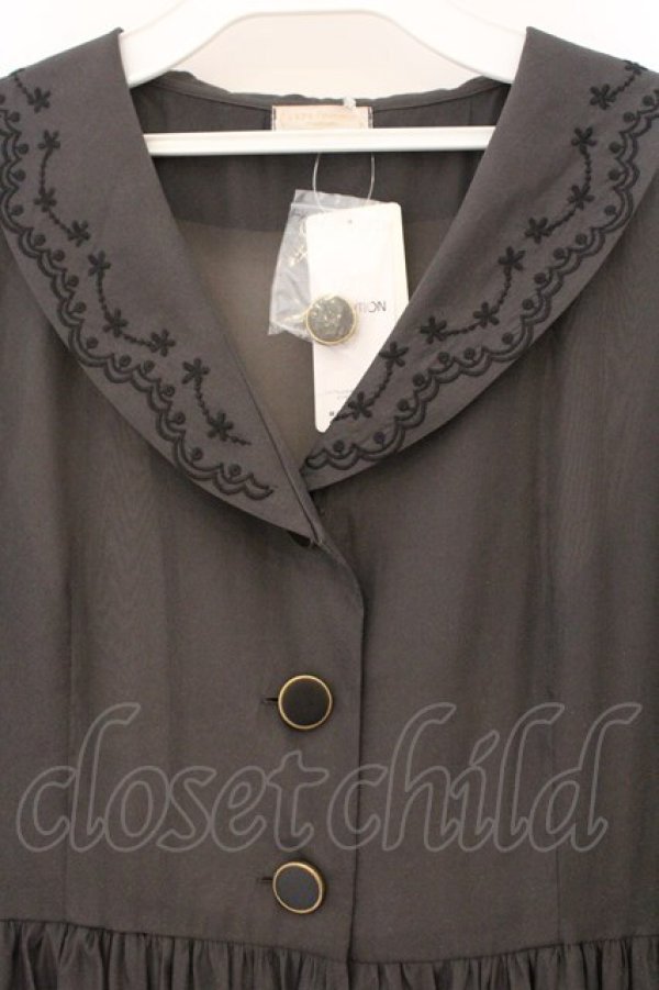 画像2: axes femme POETIQUE / 刺繍襟シアーロングコート  チャコール O-26-03-23-020-AX-OP-IG-OS (2)