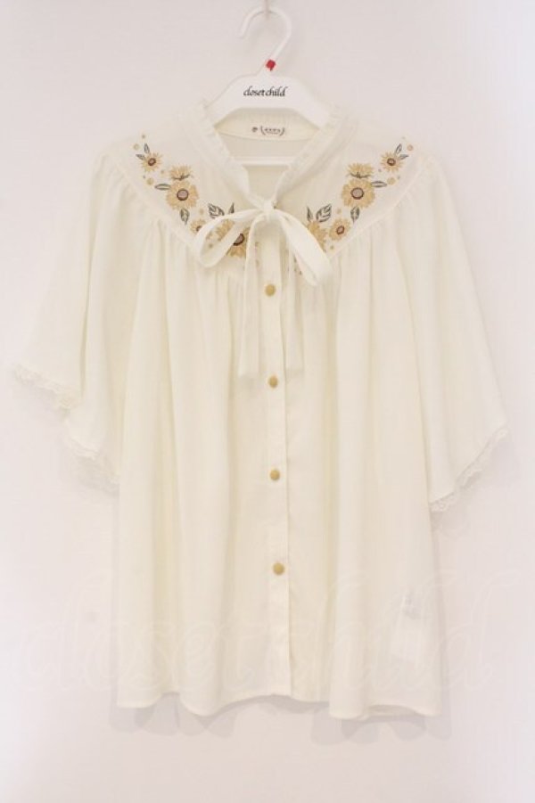 画像1: axes femme / ひまわり刺繍楊柳ブラウス M キナリ O-26-03-24-039-AX-BL-OW-OS (1)