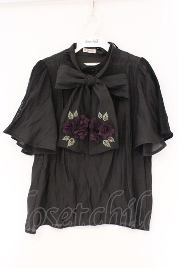 画像1: axes femme / 紫陽花装飾リボンブラウスプルオーバー F クロ O-26-03-24-041-AX-TO-OW-OS (1)