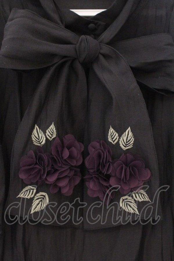 画像2: axes femme / 紫陽花装飾リボンブラウスプルオーバー F クロ O-26-03-24-041-AX-TO-OW-OS (2)