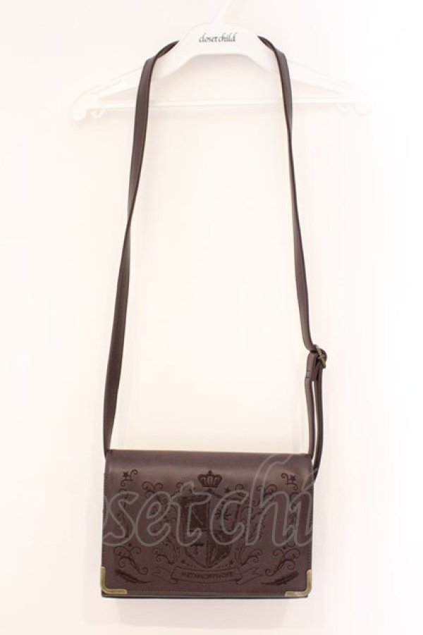 画像3: metamorphose / エンブレム刺繍ポシェット  ブラウン O-26-03-24-004-ME-BG-OW-OS (3)