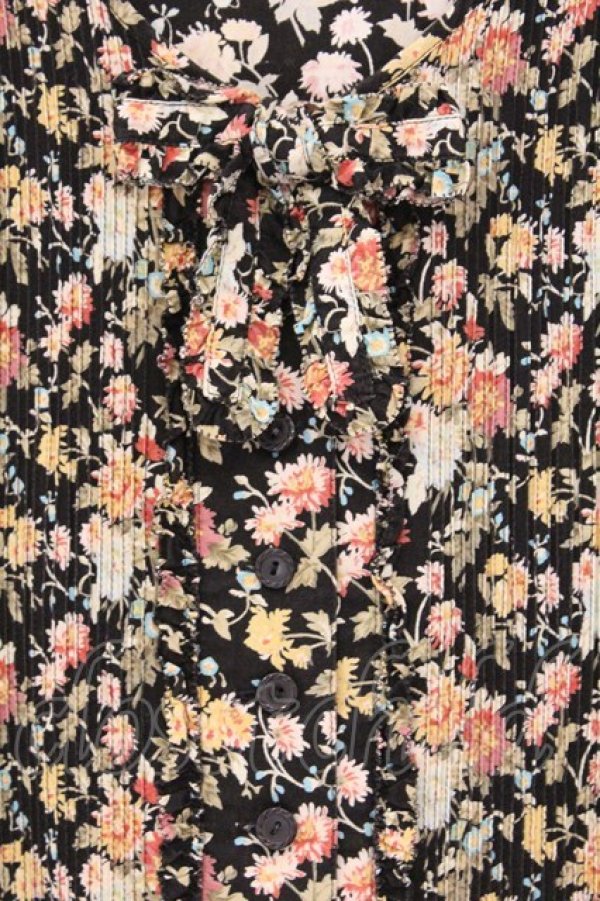 画像2: PINK HOUSE / ピンタック使い花柄ワンピース  クロ O-26-04-02-002-LO-OP-OW-OS (2)