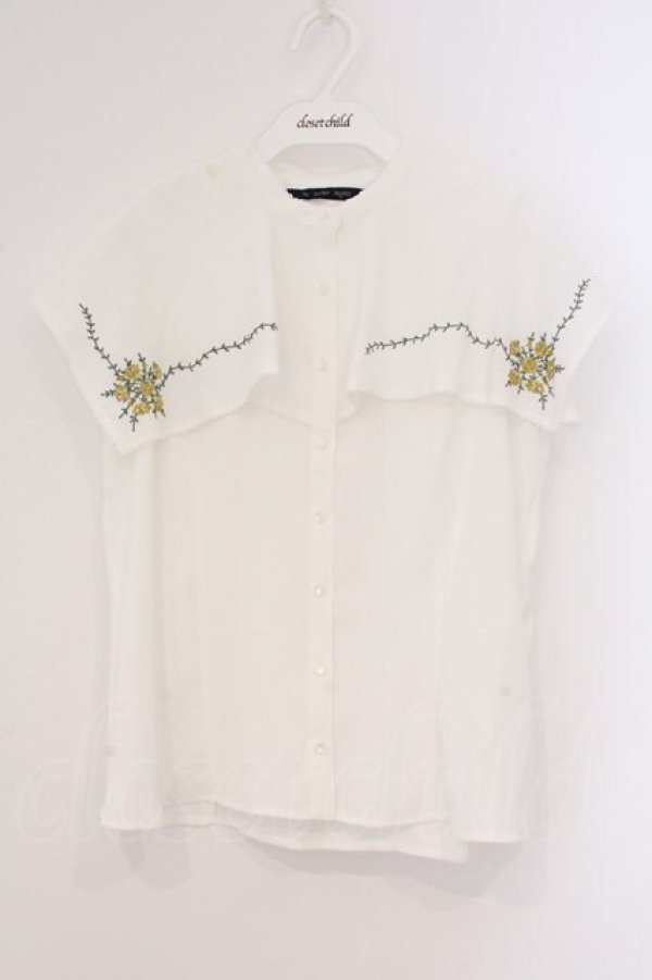 画像1: an another angelus / スクエアケープ衿ローズ刺繍ブラウス  オフシロ O-26-04-04-007-CA-BL-IG-OS (1)