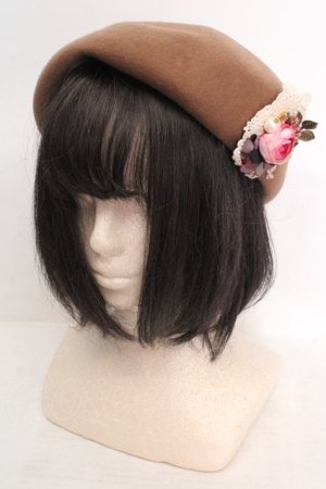 画像: axes femme / コサージュ付きフェルトベレー帽  キャメル O-26-04-04-1021-AX-AC-IG-OS