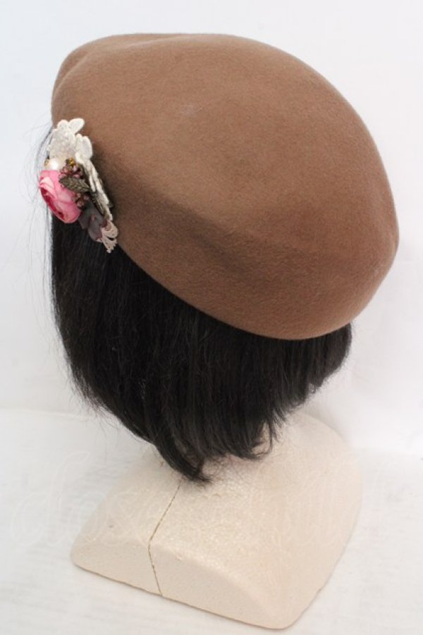 画像2: axes femme / コサージュ付きフェルトベレー帽  キャメル O-26-04-04-1021-AX-AC-IG-OS (2)