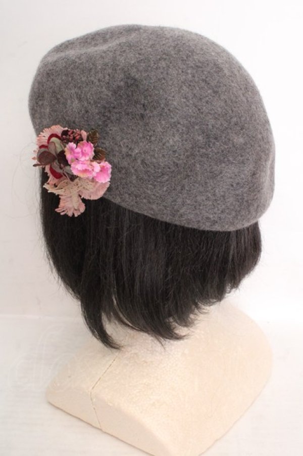 画像2: axes femme / コサージュ付きフェルトベレー帽  グレー O-26-04-04-1017-AX-AC-IG-OS (2)