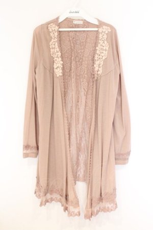 画像: axes femme / バックレースロングカーディガン  ピンクベージュ O-26-04-05-113-AX-TO-IG-OS