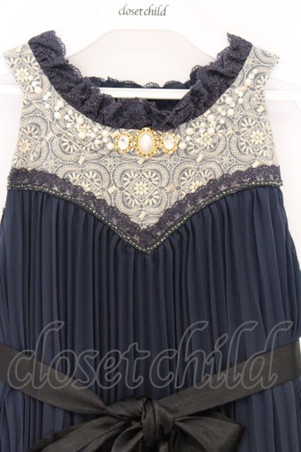 画像2: axes femme / ラメ刺繍プリーツドレス  ネイビー O-26-04-05-022-AX-OP-IG-OS (2)