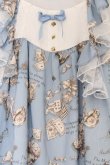 画像2: Stak Wish / アリス柄ジャンパースカート  サックス O-26-04-05-031-LO-OP-IG-OS (2)