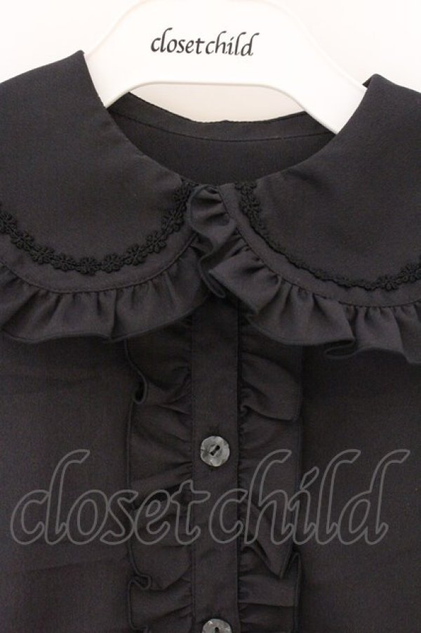 画像2: metamorphose / リボンブローチ付丸衿ブラウス  クロ O-26-04-06-076-ME-BL-IG-OS (2)