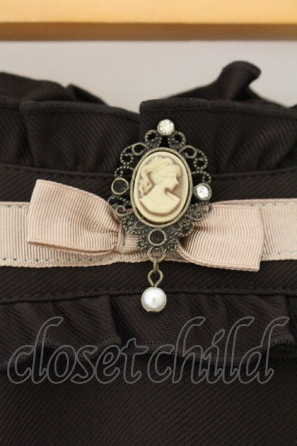 画像2: axes femme / カメオブローチ使いフレアスカート  ブラウン O-26-04-06-085-AX-SK-IG-OS (2)