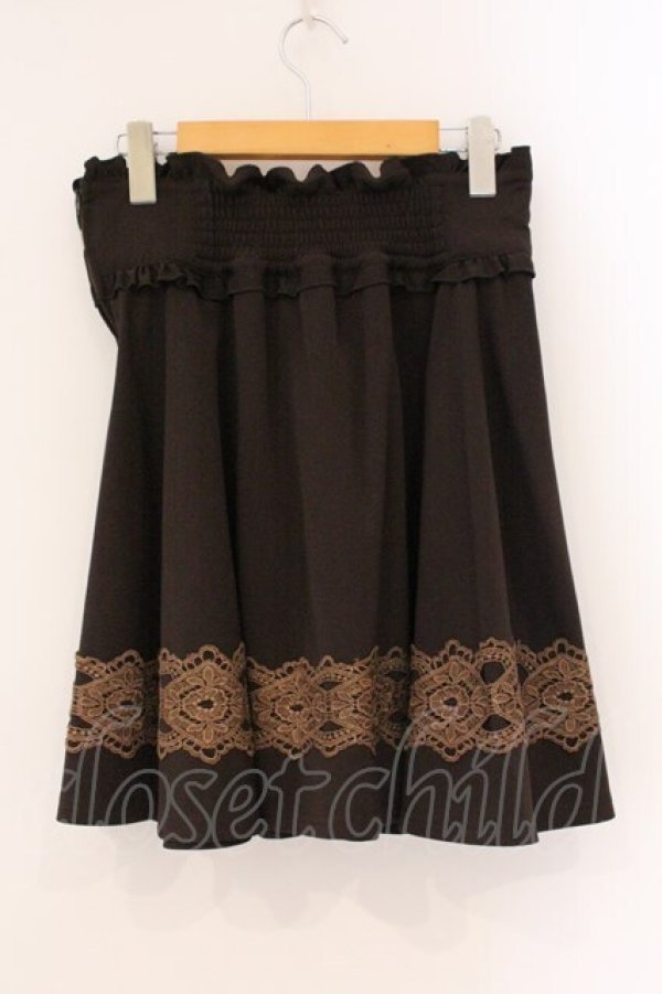 画像3: axes femme / カメオブローチ使いフレアスカート  ブラウン O-26-04-06-085-AX-SK-IG-OS (3)