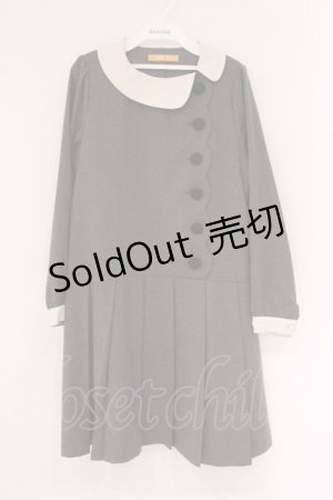 画像: Fi.n.t / スカラップ使いサイド衿ワンピース  グレー O-26-04-06-098-CA-OP-IG-OS