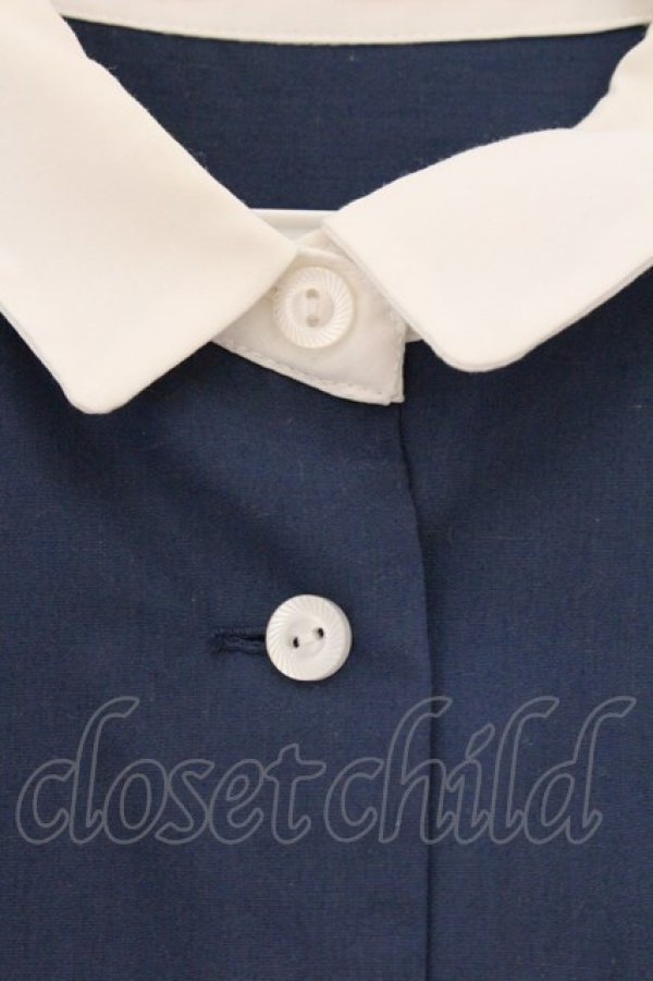 画像2: Fi.n.t / リボンタイ付きクレリックシャツワンピース  ネイビー O-26-04-06-100-CA-OP-IG-OS (2)