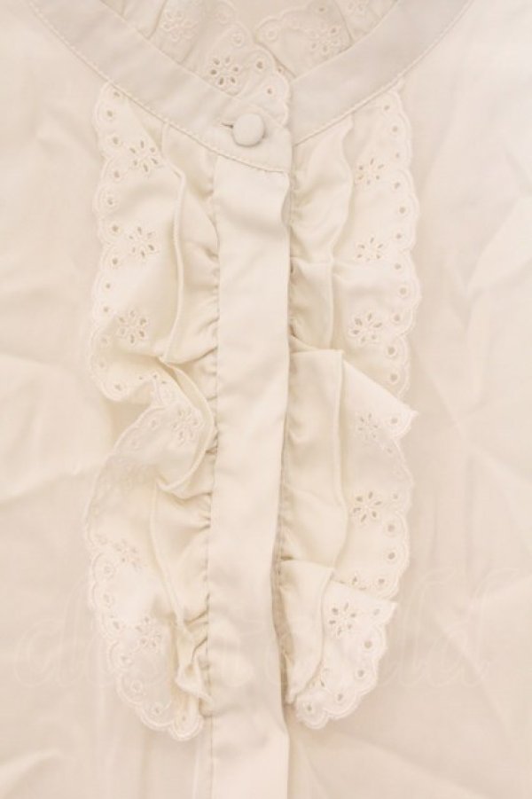 画像2: Fi.n.t / フラワーカットワークフリルサテンブラウス  アイボリー O-26-04-06-122-CA-BL-IG-OS (2)