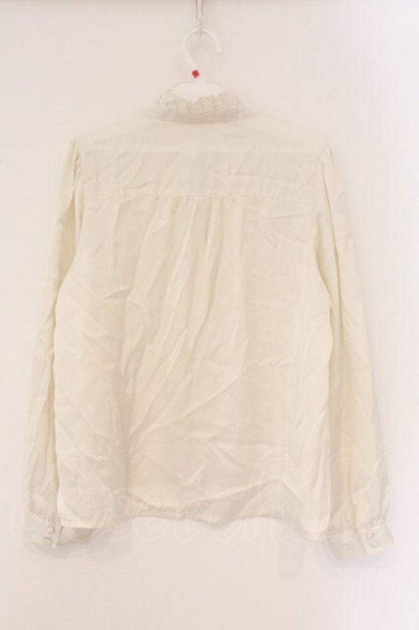 画像3: Fi.n.t / フラワーカットワークフリルサテンブラウス  アイボリー O-26-04-06-122-CA-BL-IG-OS (3)