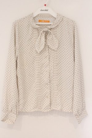 画像: F i.n.t / タイ付きスカラップ衿ドットブラウス  アイボリー O-26-04-06-123-CA-BL-IG-OS