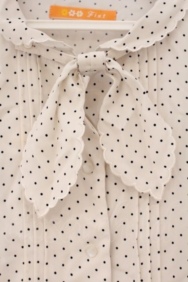 画像2: F i.n.t / タイ付きスカラップ衿ドットブラウス  アイボリー O-26-04-06-123-CA-BL-IG-OS (2)