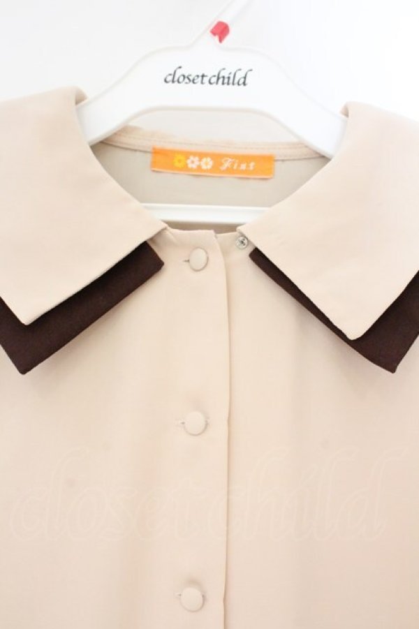画像2: Fi.n.t / ダブル衿配色タイ付きブラウス  ベージュ×ブラウン O-26-04-06-014-CA-BL-IG-OS (2)