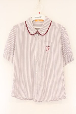 画像: Fi.n.t / ロゴ刺繍ストライプ半袖ブラウス  ワイン×シロ O-26-04-06-020-CA-BL-IG-OS
