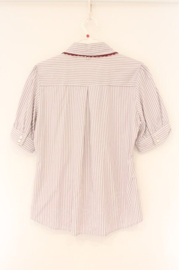 画像3: Fi.n.t / ロゴ刺繍ストライプ半袖ブラウス  ワイン×シロ O-26-04-06-020-CA-BL-IG-OS (3)