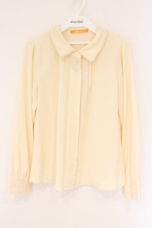 画像: Fi.n.t / カメオレースモチーフ付きブラウス  クリーム O-26-04-06-025-CA-BL-IG-OS