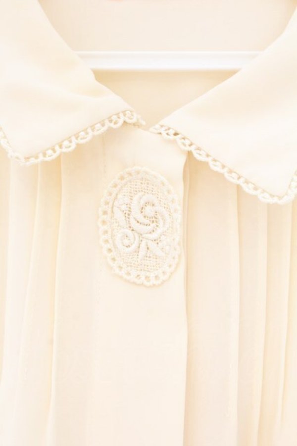 画像2: Fi.n.t / カメオレースモチーフ付きブラウス  クリーム O-26-04-06-025-CA-BL-IG-OS (2)